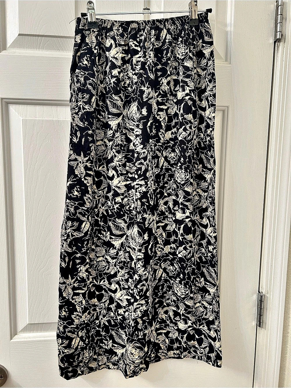 Vintage 90’s Clio Floral Maxi Skirt in Black & Ivory Size 100% Rayon Medium